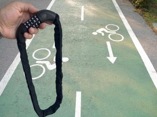 NDakter chain lock hanging loosely from hand