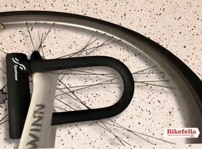 Sportneer keyed lock wrapped around bike frame