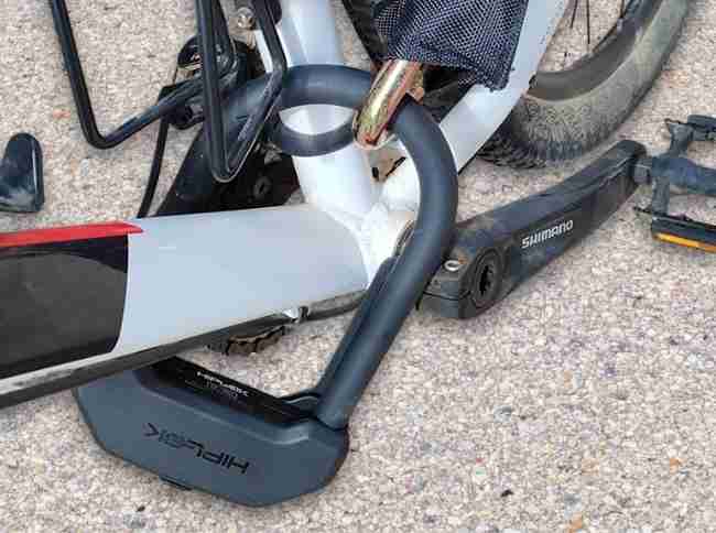 Hiplok DXXL U-lock securing bike